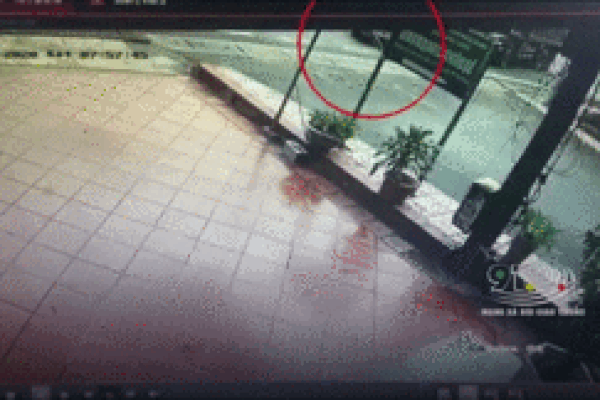 Xe ô tô 5 chỗ sang đường ẩu, bị xe Ben húc nát bét