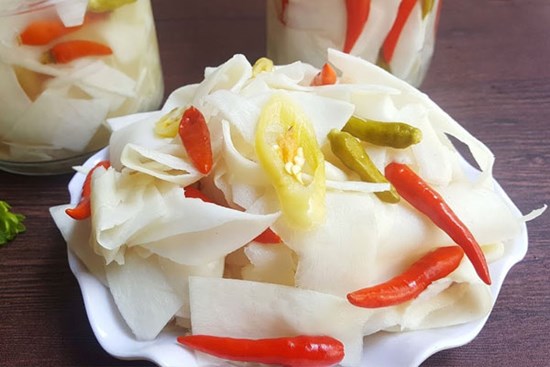 Cách làm măng ngâm tỏi ớt giòn ngon, không bị nổi váng