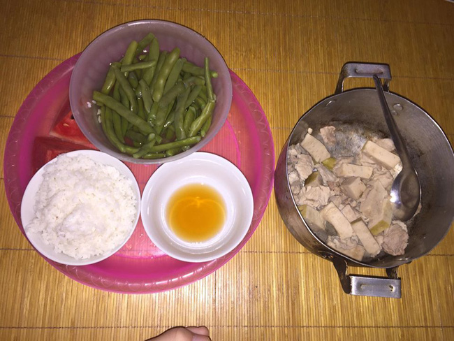 Chồng bê mâm cơm cữ để nguyên nồi thịt cùng lời dằn mặt vợ khiến cô tức nước vỡ bờ đáp lời khiến anh ta cứng họng-1