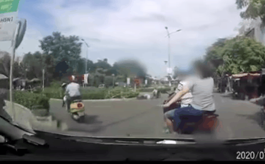 CLIP: Xin sang đường bị ô tô kèm sát, người đàn ông xuống dọa đấm chết tài xế-1