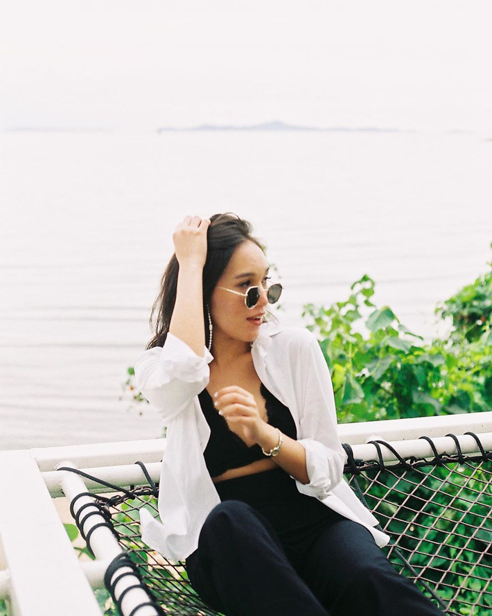 Áo sơ mi tưởng nhạt như nước ốc nhưng lại cực nhiều cách mix hay ho, chị em diện ngày thường hay đi du lịch cũng xinh-11