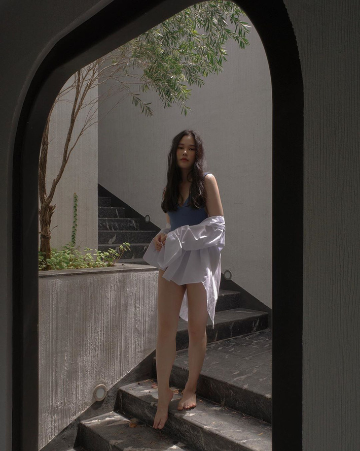 Áo sơ mi tưởng nhạt như nước ốc nhưng lại cực nhiều cách mix hay ho, chị em diện ngày thường hay đi du lịch cũng xinh-14