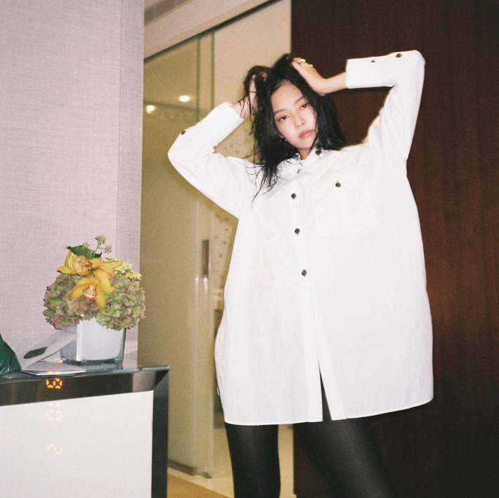 Áo sơ mi tưởng nhạt như nước ốc nhưng lại cực nhiều cách mix hay ho, chị em diện ngày thường hay đi du lịch cũng xinh-2