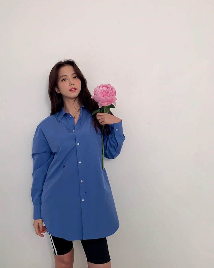 Áo sơ mi tưởng nhạt như nước ốc nhưng lại cực nhiều cách mix hay ho, chị em diện ngày thường hay đi du lịch cũng xinh-3