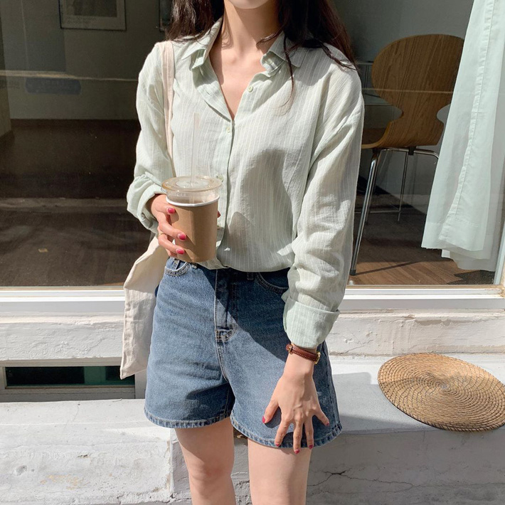 Áo sơ mi tưởng nhạt như nước ốc nhưng lại cực nhiều cách mix hay ho, chị em diện ngày thường hay đi du lịch cũng xinh-5