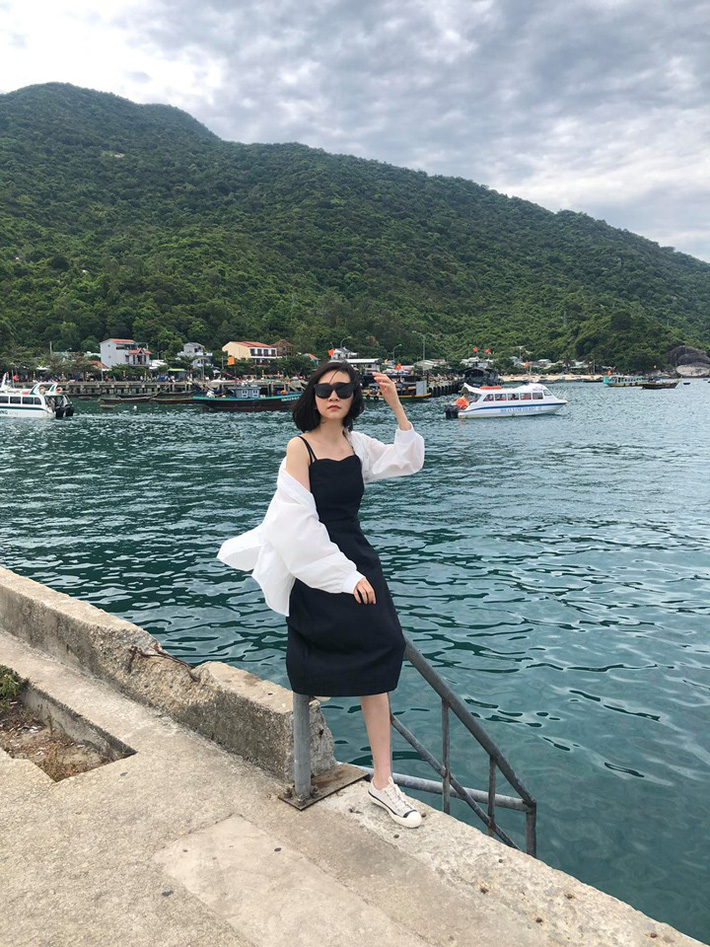 Áo sơ mi tưởng nhạt như nước ốc nhưng lại cực nhiều cách mix hay ho, chị em diện ngày thường hay đi du lịch cũng xinh-9