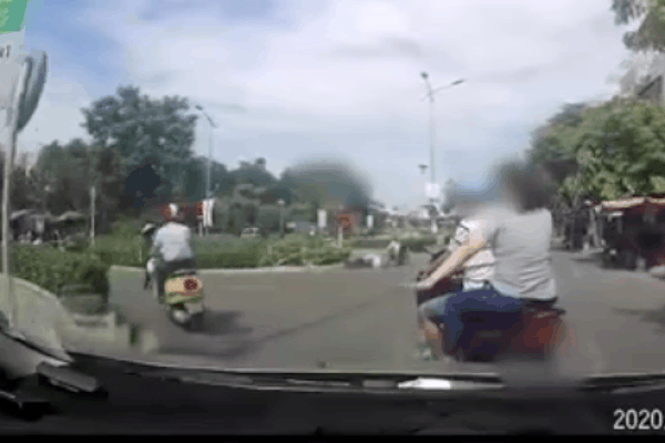 Thanh niên chạy xe máy mất lái, lao thẳng vào quán ăn, phản ứng của người phụ nữ hút mọi chú ý-2