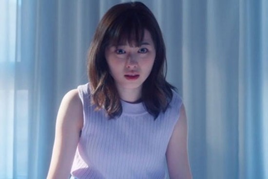 Chồng đi công tác tôi rủ bạn thân đến ngủ cùng, nửa đêm tôi khiếp đảm nhìn hành động lạ lùng của cô ấy