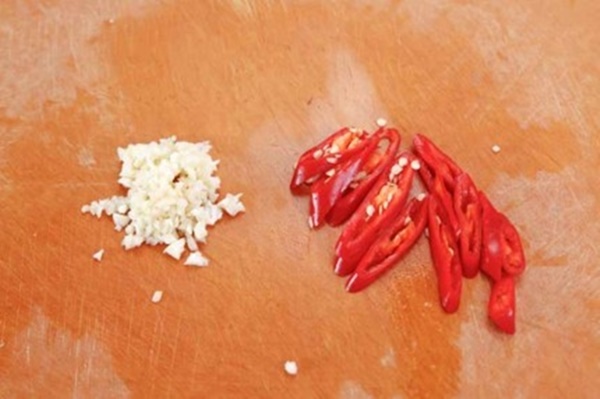 Nắng nóng làm ngay món gà hấp ăn tối thơm mềm lại không phải nấu nướng nhiều-2