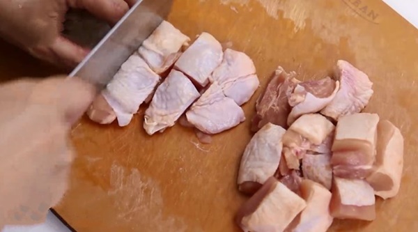 Nắng nóng làm ngay món gà hấp ăn tối thơm mềm lại không phải nấu nướng nhiều-4