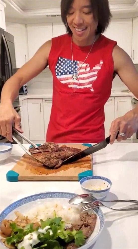 Ông xã lãng tử của Việt Hương làm thiên hạ ghen tị khi vào bếp nấu đồ ngon cho vợ-2