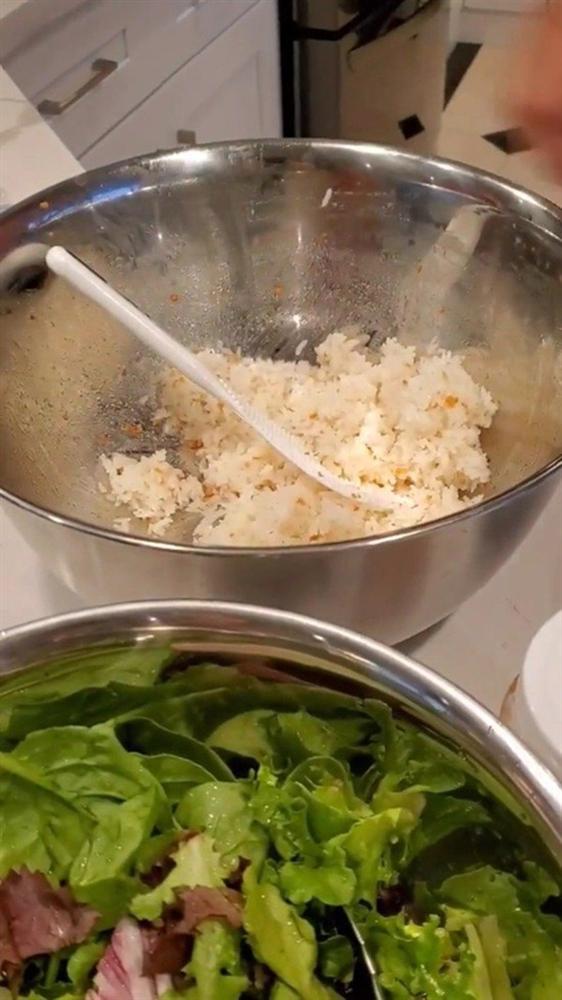 Ông xã lãng tử của Việt Hương làm thiên hạ ghen tị khi vào bếp nấu đồ ngon cho vợ-5