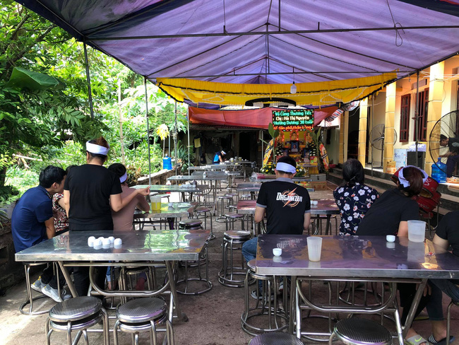 Người chồng thất thần bên linh cữu vợ và 2 con tử vong dưới sông Thương: Lang thang tìm vợ con suốt mấy ngày, không thể ngờ lúc đón về lại đau lòng đến thế!-2