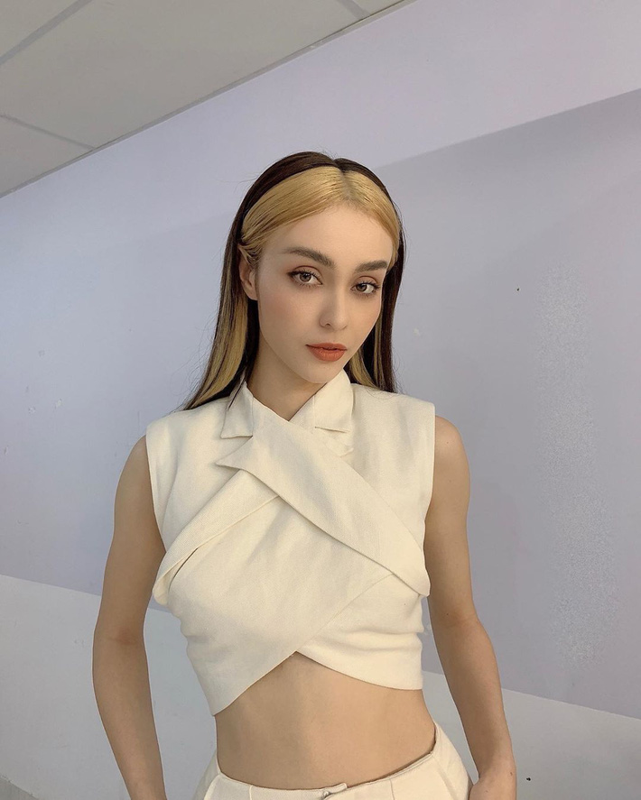 Bộ suit Jennie” đi đâu cũng gặp ở Vbiz lúc này: Lan Ngọc, Tóc Tiên đều diện, riêng MLee sao y bản chính cả kiểu tóc-7