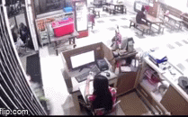 Thanh niên chạy xe máy mất lái, lao thẳng vào quán ăn, phản ứng của người phụ nữ hút mọi chú ý-1