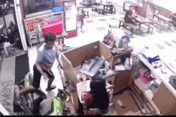 Thanh niên chạy xe máy mất lái, lao thẳng vào quán ăn, phản ứng của người phụ nữ hút mọi chú ý