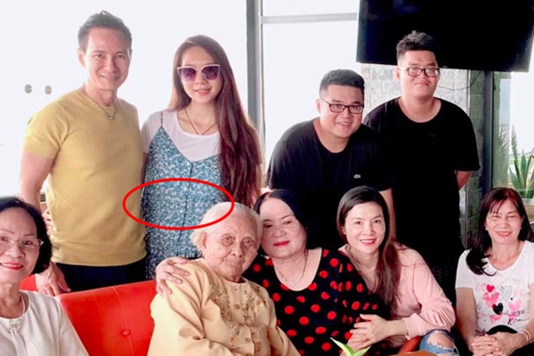 Hot girl 9x sợ xấu nên vỡ ối sớm 1 tháng vẫn make-up sương sương rồi mới đi đẻ, sinh xong nhìn con mà hối hận-11