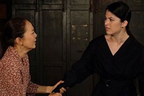 Nửa đêm nghe tiếng lạ trong phòng osin, tôi gọi chồng dậy thì kinh hãi bắt gặp người quen