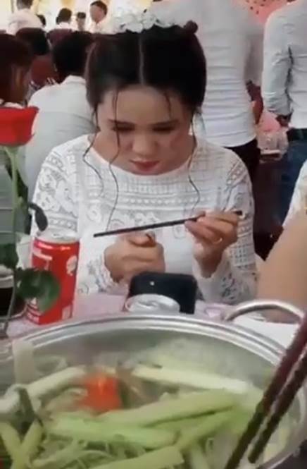 Đang đi ăn tiệc với vẻ ngoài xinh hết phần thiên hạ, cô gái bất ngờ hơ nóng chiếc đũa rồi làm một hành động khó hiểu khiến tự nàng nhận về kết quả đắng lòng-1