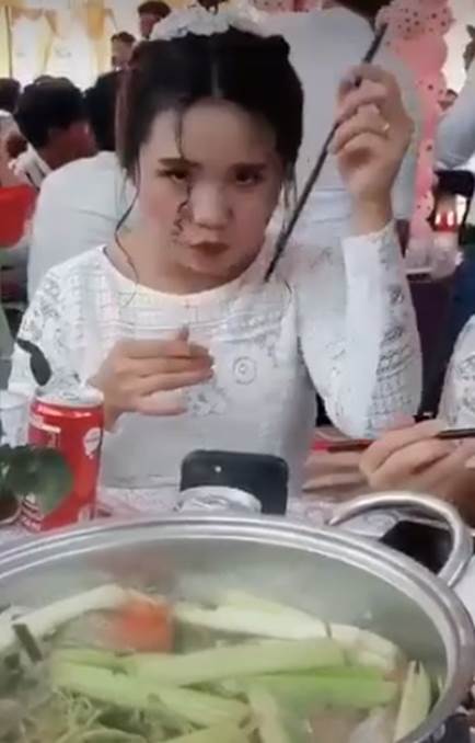 Đang đi ăn tiệc với vẻ ngoài xinh hết phần thiên hạ, cô gái bất ngờ hơ nóng chiếc đũa rồi làm một hành động khó hiểu khiến tự nàng nhận về kết quả đắng lòng-3