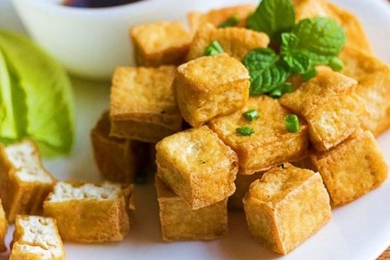 Chỉ cần ngâm đậu phụ trong nước này trước khi rán, đậu giòn ngon vàng ươm bắt mắt chẳng khác gì ngoài hàng