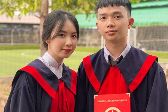 Bức ảnh kỷ yếu chiếm spotlight MXH: Cặp đôi 2K2 siêu dễ thương, bất ngờ yêu nhau sau 12 năm làm bạn