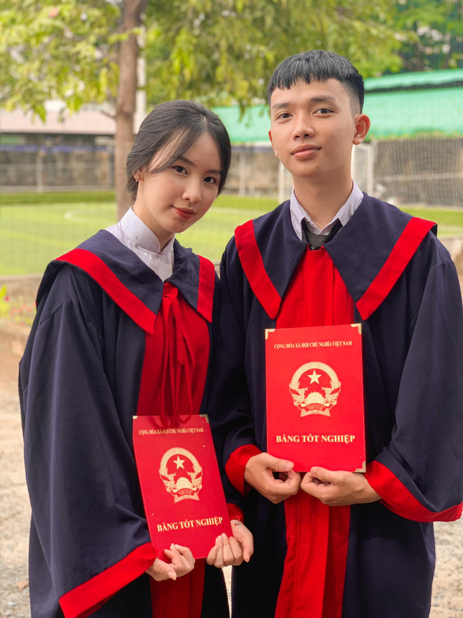 Bức ảnh kỷ yếu chiếm spotlight MXH: Cặp đôi 2K2 siêu dễ thương, bất ngờ yêu nhau sau 12 năm làm bạn-1