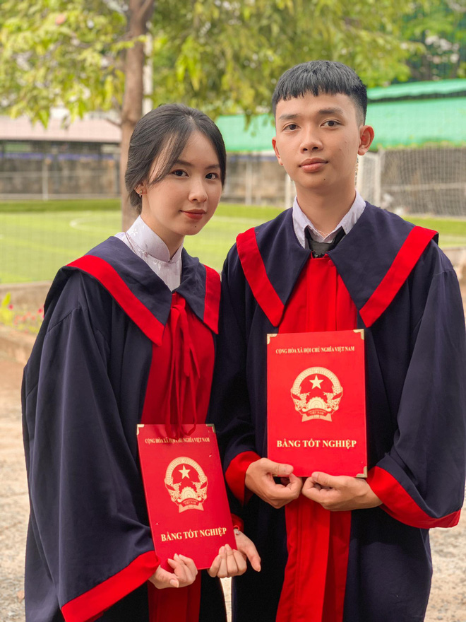 Bức ảnh kỷ yếu chiếm spotlight MXH: Cặp đôi 2K2 siêu dễ thương, bất ngờ yêu nhau sau 12 năm làm bạn-2