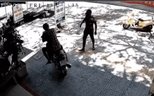 CLIP: Đang ngồi trên vỉa hè, thanh niên bị người lạ đấm văng kính và pha mèo vờn chuột gay cấn-1