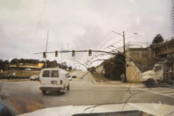 Container phóng nhanh đánh lái gấp rồi lật ngang giữa giao lộ