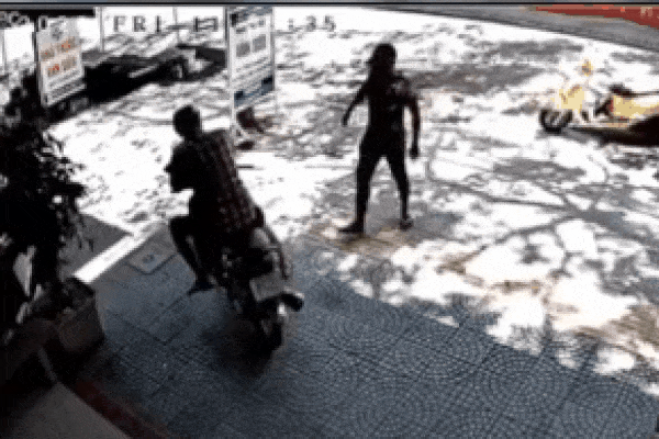 CLIP: Đang ngồi trên vỉa hè, thanh niên bị người lạ đấm văng kính và pha 