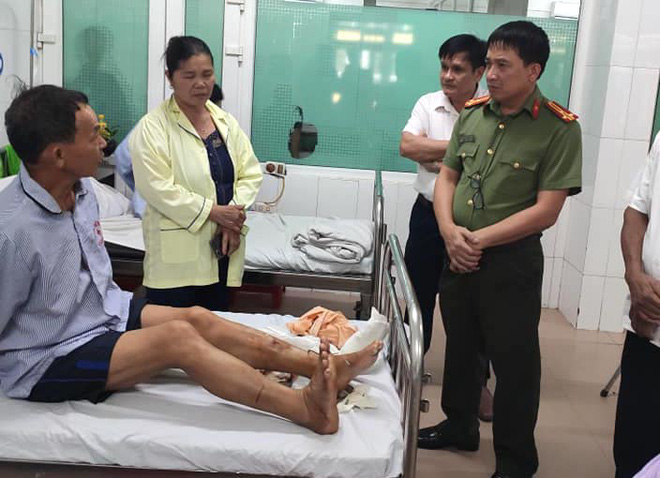 3 bố con chửi bới, ném đá, dùng dao chém đứt gân chân công an-4