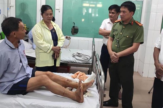 3 bố con chửi bới, ném đá, dùng dao chém đứt gân chân công an