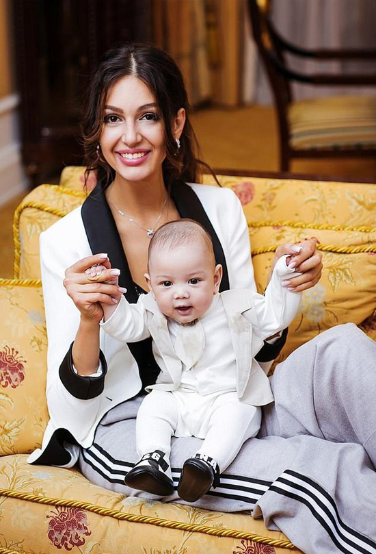 Sau 1 năm ly hôn, con trai bị cựu vương Malaysia phủ nhận chung huyết thống giờ có cuộc sống ra sao bên người mẹ hoa khôi?-2