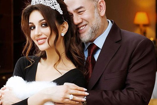 Sau 1 năm ly hôn, con trai bị cựu vương Malaysia phủ nhận chung huyết thống giờ có cuộc sống ra sao bên người mẹ hoa khôi?