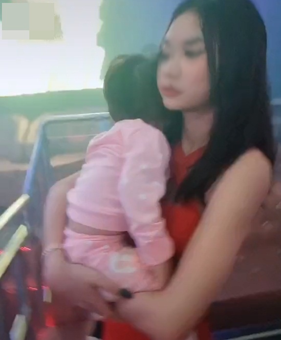 Mang theo con nhỏ đi chơi bar, bà mẹ trẻ bị cư dân mạng đổ xô chỉ trích vì quá thiếu hiểu biết-2