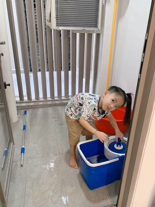 Hết cho con trai để tóc dài, Ốc Thanh Vân lại cho con gái đi tất cọc cạch đến trường-1