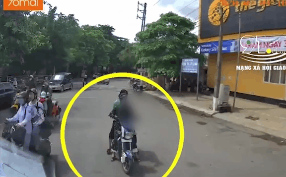 CLIP: Chặn đầu xe container, nữ ninja gan lì không nhúc nhích cho đến khi CSGT xuất hiện-1