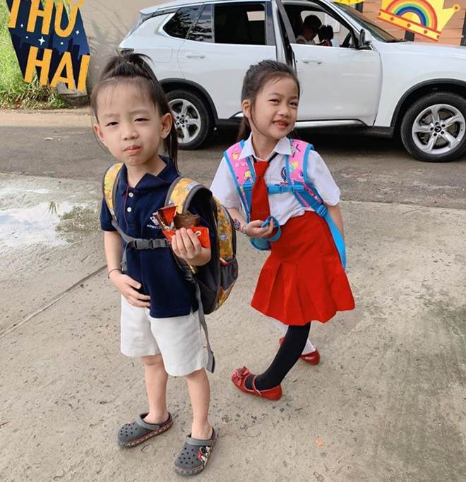 Hết cho con trai để tóc dài, Ốc Thanh Vân lại cho con gái đi tất cọc cạch đến trường-3