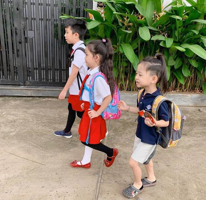 Hết cho con trai để tóc dài, Ốc Thanh Vân lại cho con gái đi tất cọc cạch đến trường-4