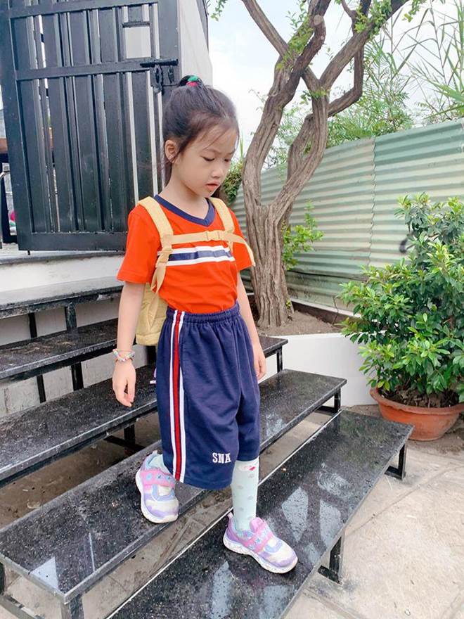 Hết cho con trai để tóc dài, Ốc Thanh Vân lại cho con gái đi tất cọc cạch đến trường-5