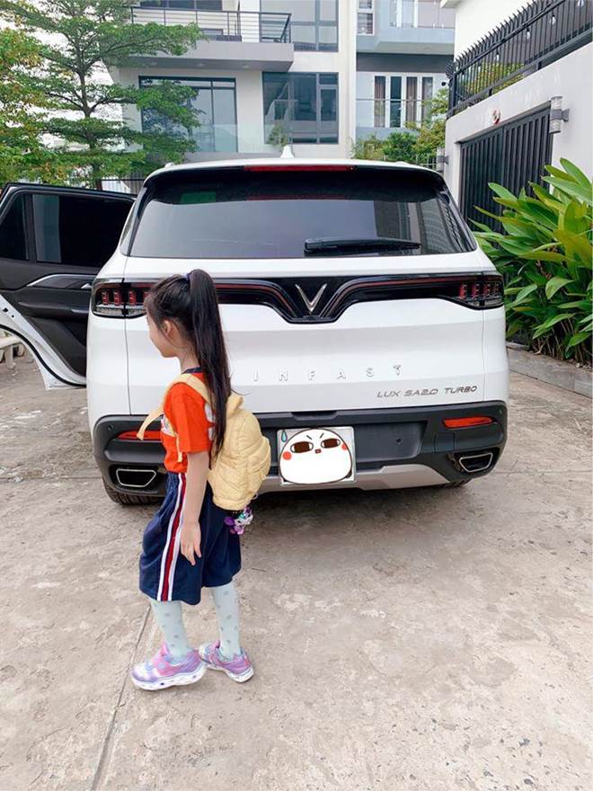 Hết cho con trai để tóc dài, Ốc Thanh Vân lại cho con gái đi tất cọc cạch đến trường-6