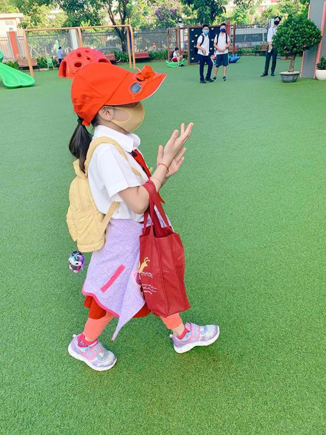 Hết cho con trai để tóc dài, Ốc Thanh Vân lại cho con gái đi tất cọc cạch đến trường-7