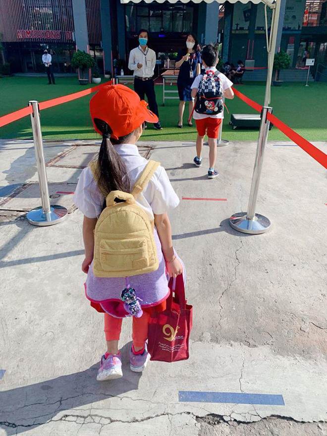 Hết cho con trai để tóc dài, Ốc Thanh Vân lại cho con gái đi tất cọc cạch đến trường-8