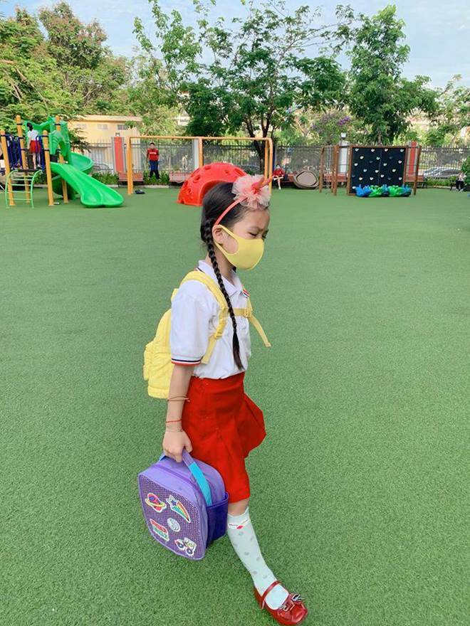 Hết cho con trai để tóc dài, Ốc Thanh Vân lại cho con gái đi tất cọc cạch đến trường-9