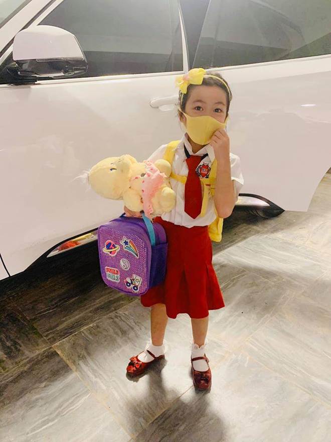 Hết cho con trai để tóc dài, Ốc Thanh Vân lại cho con gái đi tất cọc cạch đến trường-10