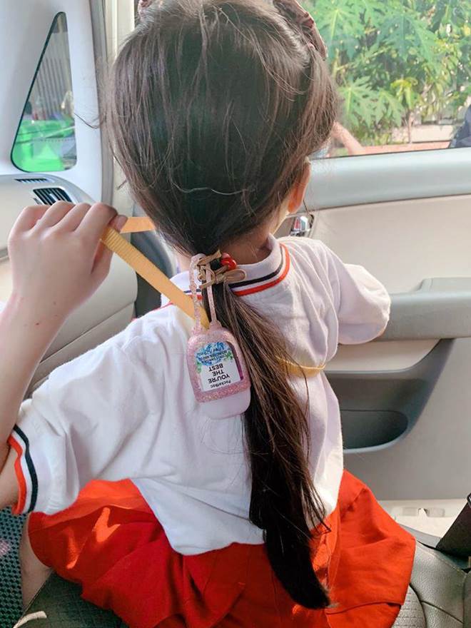 Hết cho con trai để tóc dài, Ốc Thanh Vân lại cho con gái đi tất cọc cạch đến trường-11