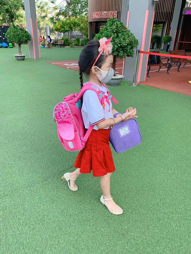 Hết cho con trai để tóc dài, Ốc Thanh Vân lại cho con gái đi tất cọc cạch đến trường-12