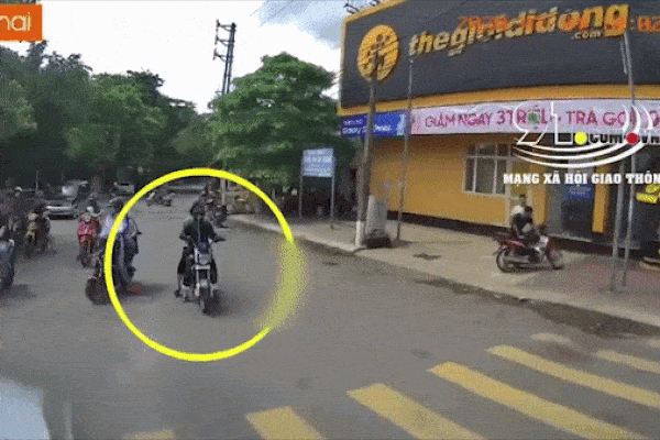 CLIP: Chặn đầu xe container, nữ 