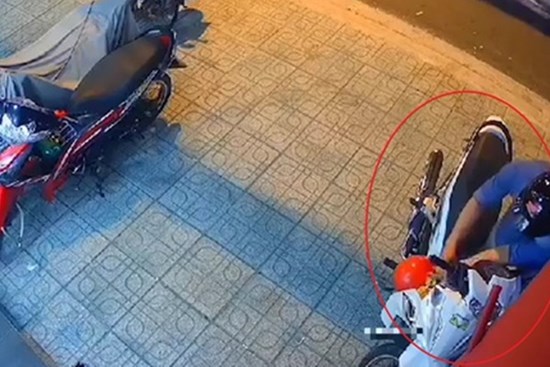 Trộm đánh cắp xe máy trong 15 giây ở TP.HCM